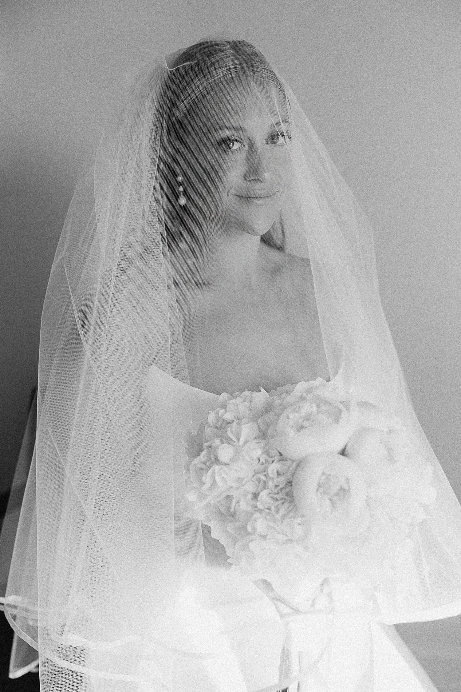 Classic bridal portrait at Lido House Newport Beach