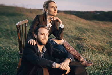 Candid couple photoshoot in the Blue Mountain landscape