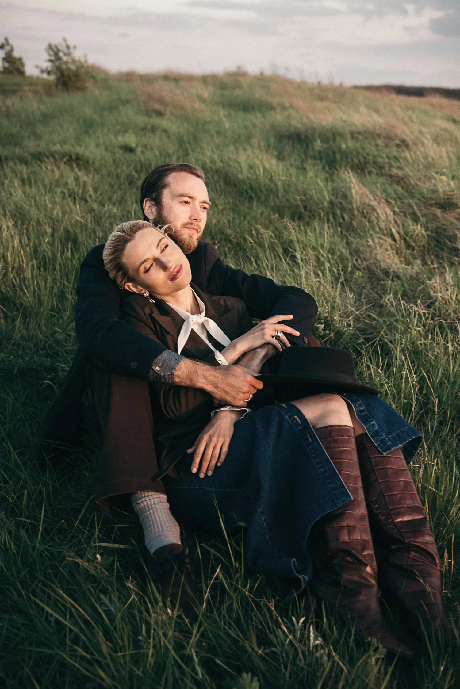 Modern engagement photography with panoramic Blue Mountain views