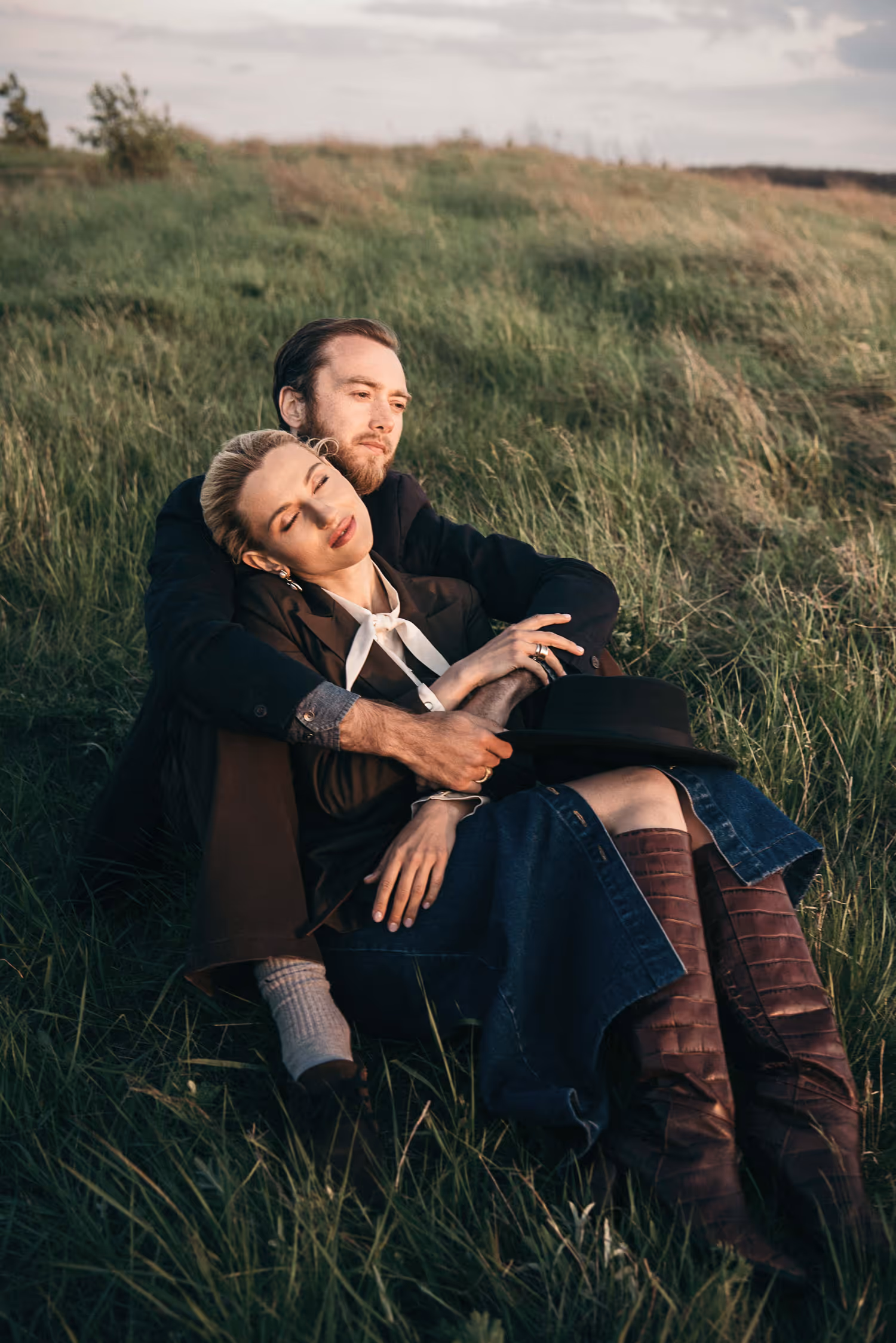 Modern engagement photography with panoramic Blue Mountain views