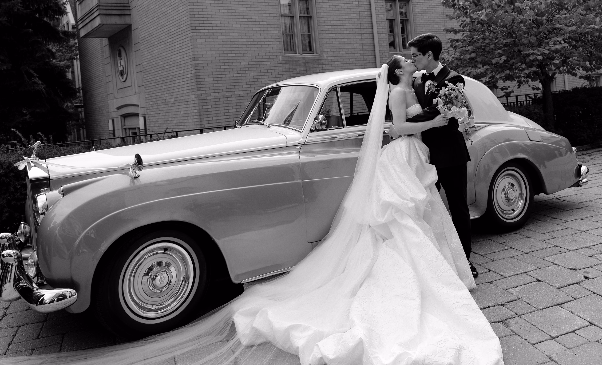 Elegant wedding photography by Astora Studio showcasing timeless romantic moments