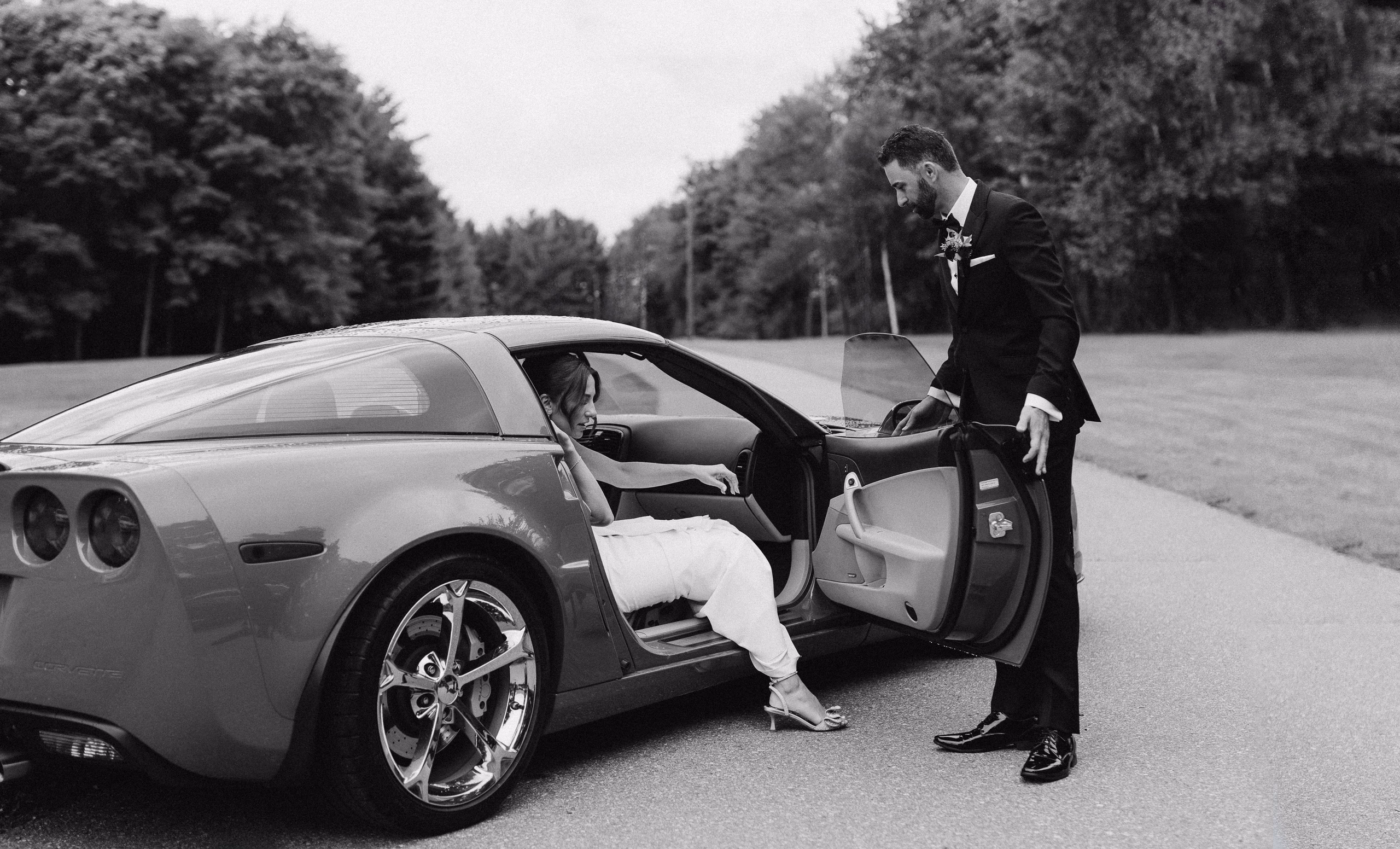Elegant wedding photography by Astora Studio showcasing timeless romantic moments