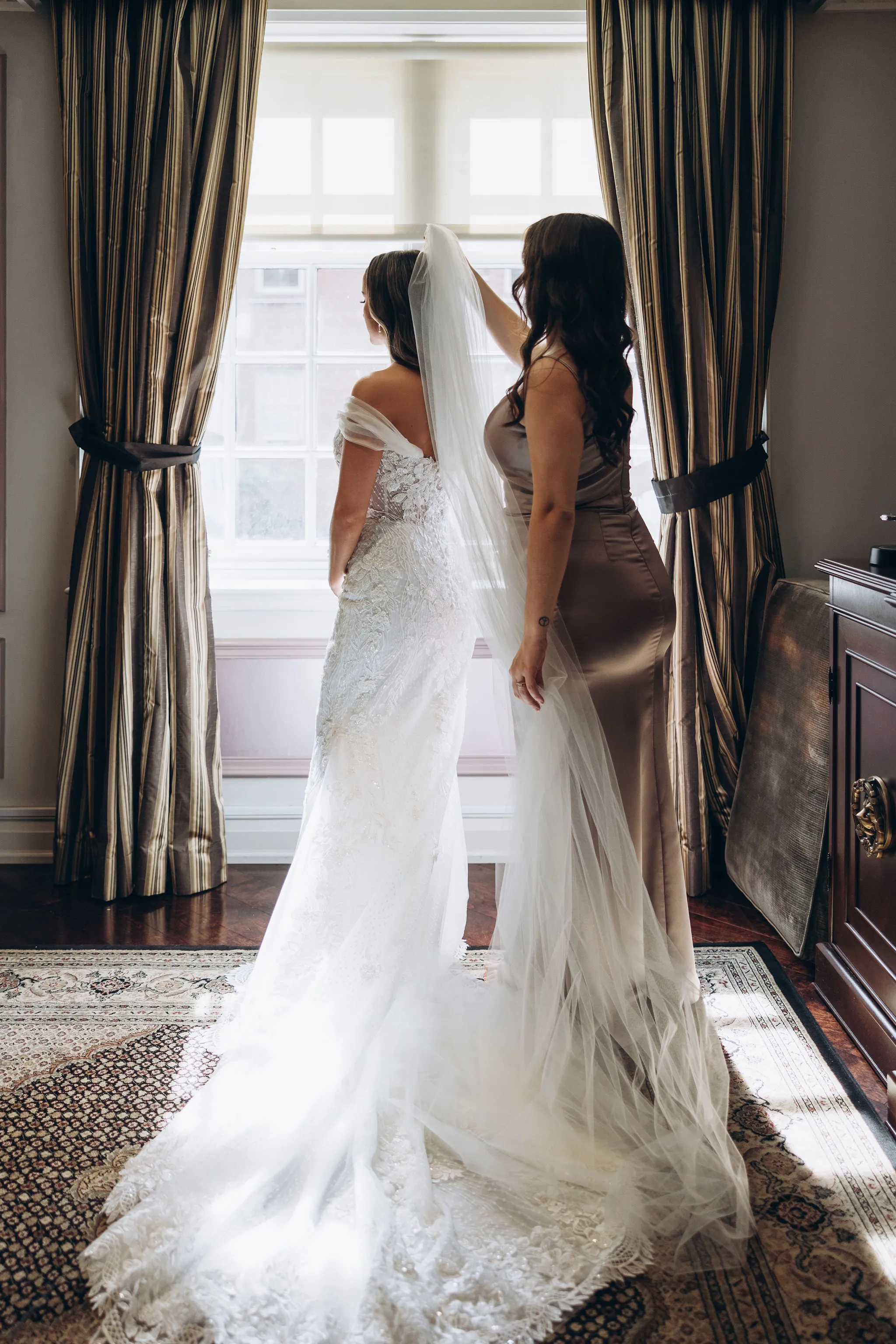 hotel wedding bride with mother
