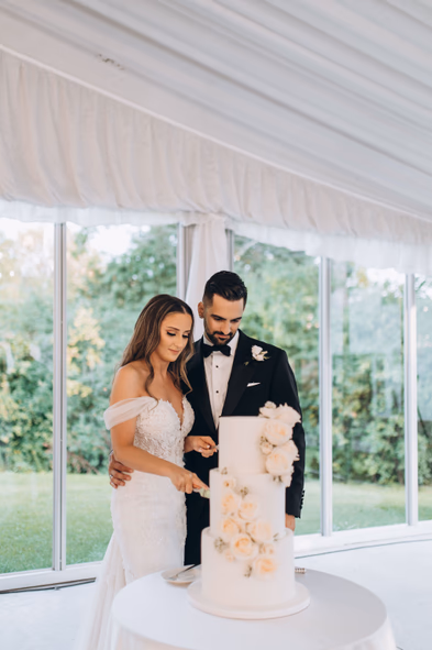 harding waterfront estate cake cutting