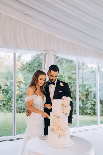 harding waterfront estate cake cutting