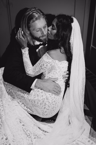 couple photo at Art Gallery of Ontario (AGO) wedding
