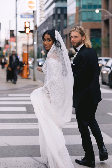 couple crossing the road in front of Leña Restaurante