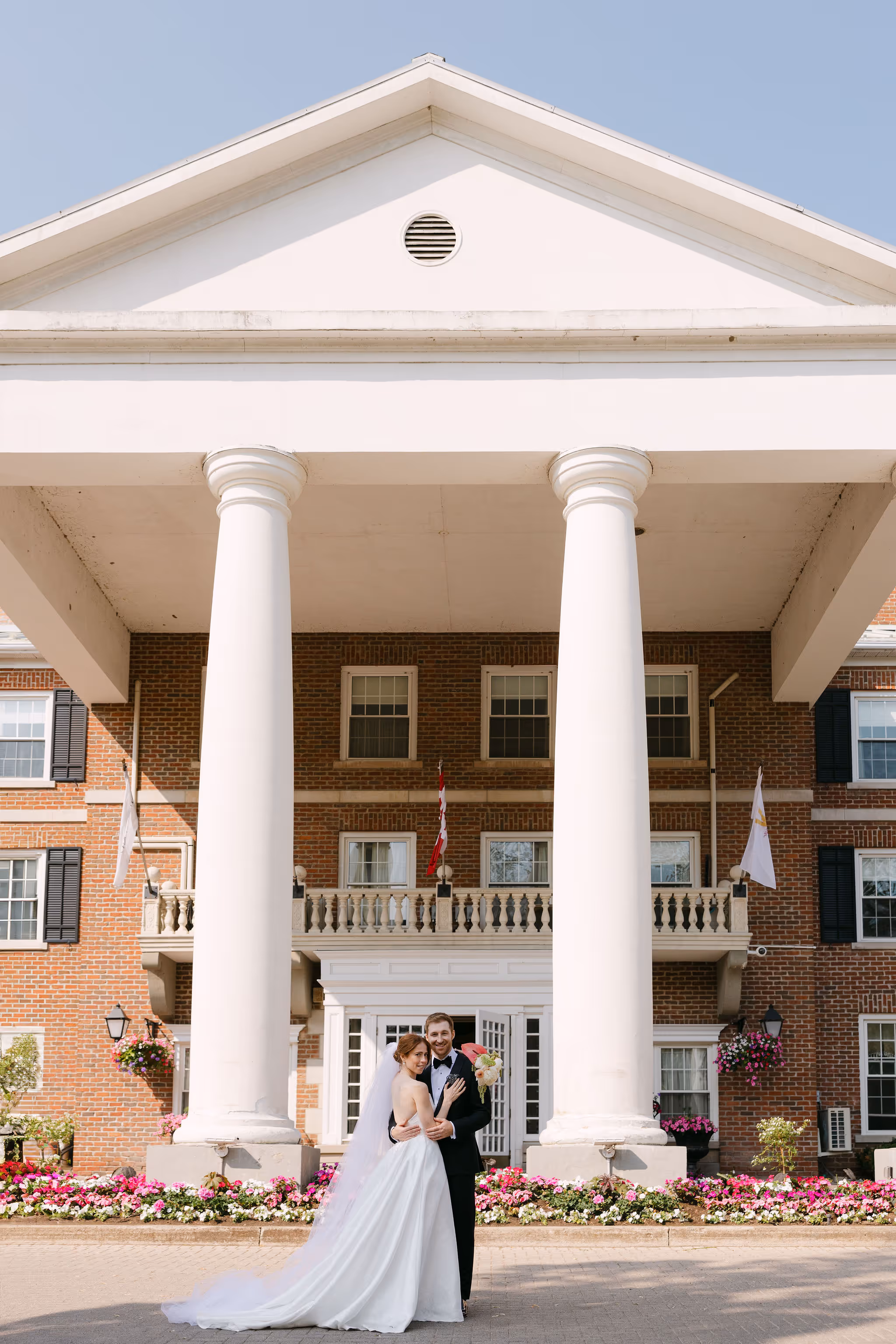 Queen’s Landing Hotel Georgian mansion front entrance in Niagara-on-the-Lake — Astora Studio wedding photography