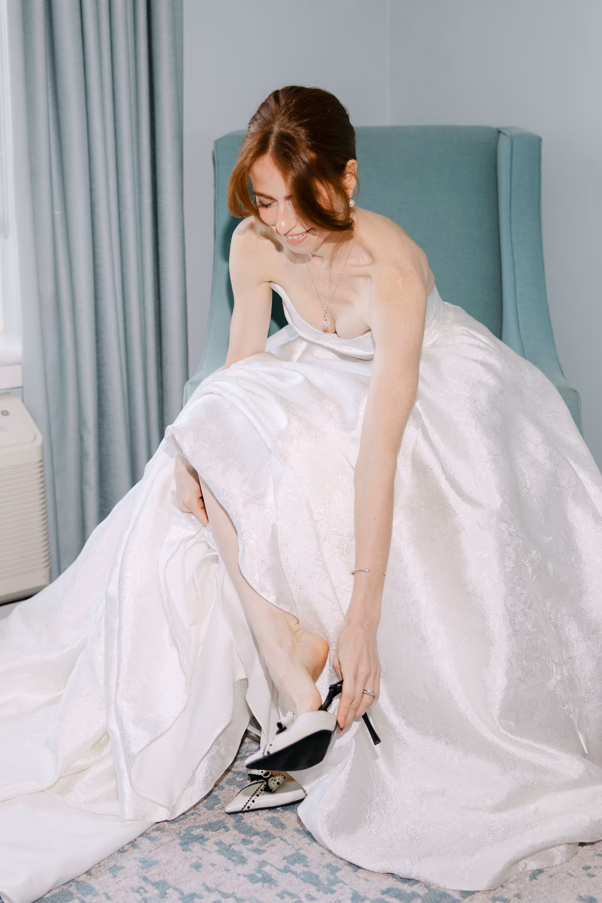 bride putting on the shoes