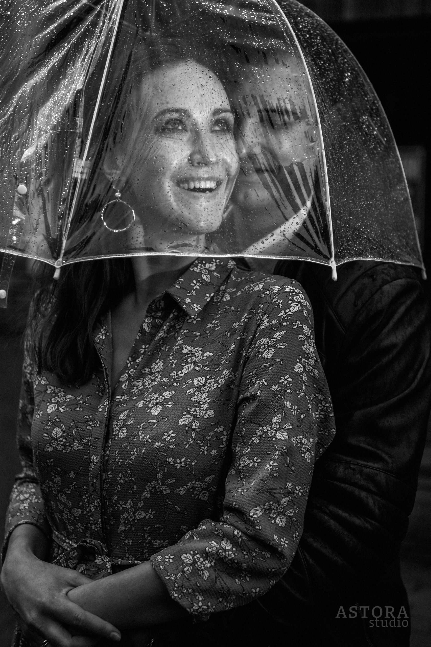 candid rainy day pre wedding photos